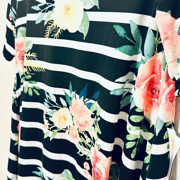 LuLaRoe Black and White Striped Floral Top size Small NWT - Picture 8 of 9